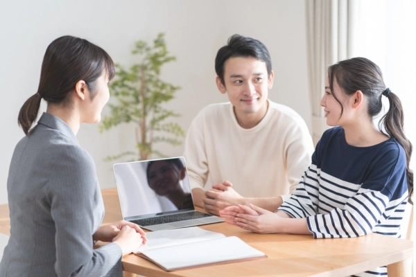 業者に相談する夫婦